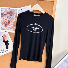 🆕PRADA早秋氛围感PD高级感logo螺纹长袖打底🤍早秋内搭的颜值担当来了!精致椭圆复古logo印花,简约又有辨识度, 🆕PRADA早秋氛围感PD高级感logo螺纹长袖打底🤍早秋内搭的颜值担当来了!精致椭圆复古logo印花,简约又有辨识度,