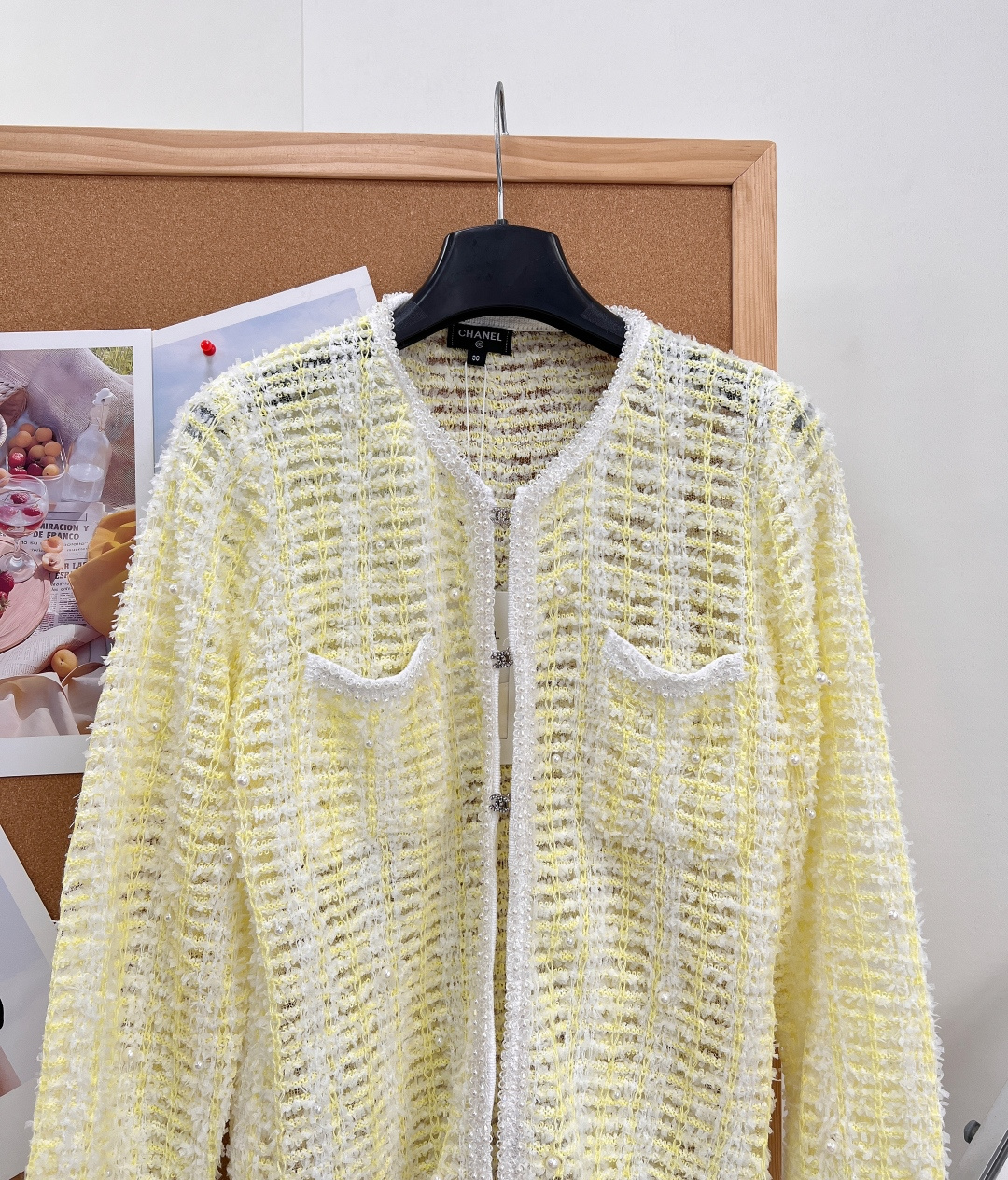 🆕CHANEL💛小香风蛋黄镂空圆领针织开衫✨温柔氛围感直接拉满的奶油黄开衫💫清新蛋黄调配色,柔和显白,少女感十足,镂空勾 🆕CHANEL💛小香风蛋黄镂空圆领针织开衫✨温柔氛围感直接拉满的奶油黄开衫💫清新蛋黄调配色,柔和显白,少女感十足,镂空勾