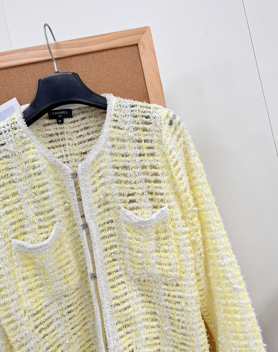 🆕CHANEL💛小香风蛋黄镂空圆领针织开衫✨温柔氛围感直接拉满的奶油黄开衫💫清新蛋黄调配色,柔和显白,少女感十足,镂空勾 🆕CHANEL💛小香风蛋黄镂空圆领针织开衫✨温柔氛围感直接拉满的奶油黄开衫💫清新蛋黄调配色,柔和显白,少女感十足,镂空勾