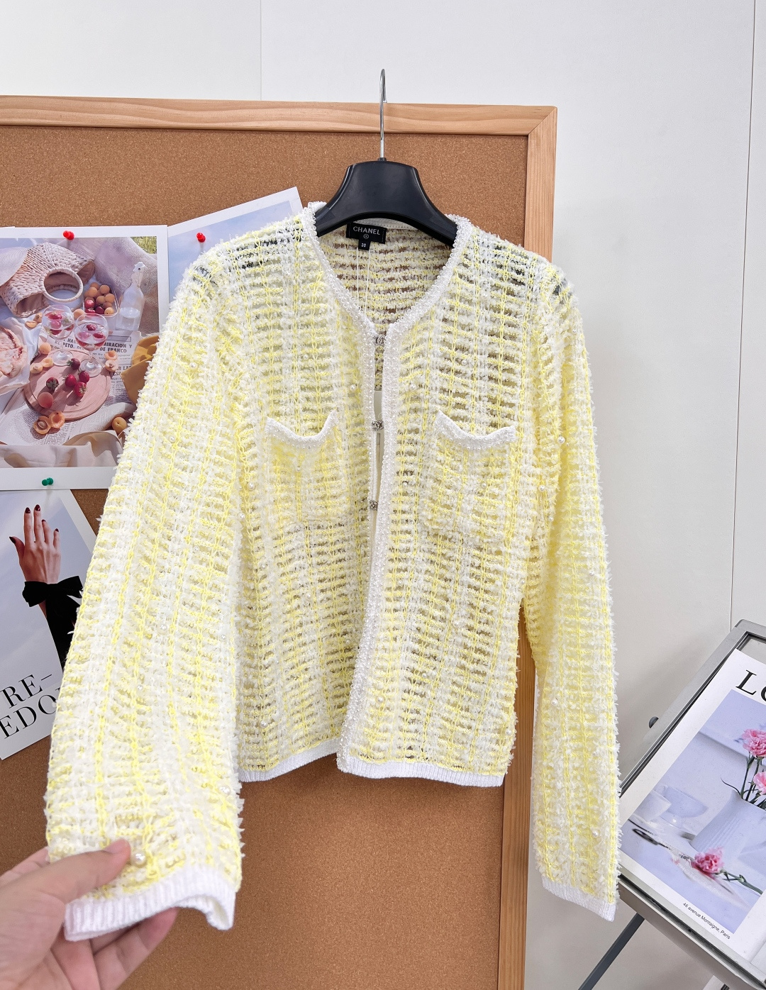 🆕CHANEL💛小香风蛋黄镂空圆领针织开衫✨温柔氛围感直接拉满的奶油黄开衫💫清新蛋黄调配色,柔和显白,少女感十足,镂空勾 🆕CHANEL💛小香风蛋黄镂空圆领针织开衫✨温柔氛围感直接拉满的奶油黄开衫💫清新蛋黄调配色,柔和显白,少女感十足,镂空勾