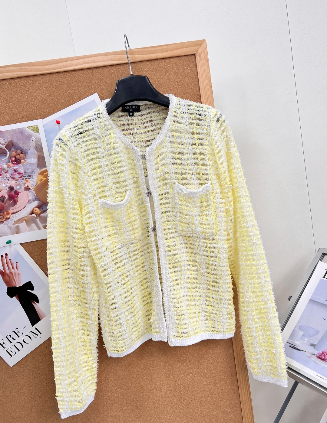 🆕CHANEL💛小香风蛋黄镂空圆领针织开衫✨温柔氛围感直接拉满的奶油黄开衫💫清新蛋黄调配色,柔和显白,少女感十足,镂空勾 🆕CHANEL💛小香风蛋黄镂空圆领针织开衫✨温柔氛围感直接拉满的奶油黄开衫💫清新蛋黄调配色,柔和显白,少女感十足,镂空勾