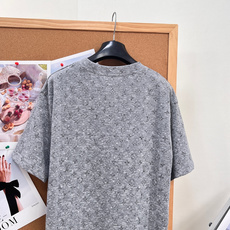 🆕LOUIS VUITTON26秋冬新品暗纹满印老花短袖T恤,低调才是高级感天花板✨花灰底色搭配暗调满印老花肌理,若隐若 🆕LOUIS VUITTON26秋冬新品暗纹满印老花短袖T恤,低调才是高级感天花板✨花灰底色搭配暗调满印老花肌理,若隐若