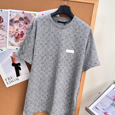 🆕LOUIS VUITTON26秋冬新品暗纹满印老花短袖T恤,低调才是高级感天花板✨花灰底色搭配暗调满印老花肌理,若隐若 🆕LOUIS VUITTON26秋冬新品暗纹满印老花短袖T恤,低调才是高级感天花板✨花灰底色搭配暗调满印老花肌理,若隐若