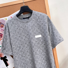 🆕LOUIS VUITTON26秋冬新品暗纹满印老花短袖T恤,低调才是高级感天花板✨花灰底色搭配暗调满印老花肌理,若隐若 🆕LOUIS VUITTON26秋冬新品暗纹满印老花短袖T恤,低调才是高级感天花板✨花灰底色搭配暗调满印老花肌理,若隐若
