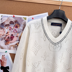 🆕LOUIS VUITTON新品航海系列V领套头毛衣 Cleanfit简约高级感直接拉满✨ 温柔米白底色搭配黑白撞色包边 🆕LOUIS VUITTON新品航海系列V领套头毛衣 Cleanfit简约高级感直接拉满✨ 温柔米白底色搭配黑白撞色包边