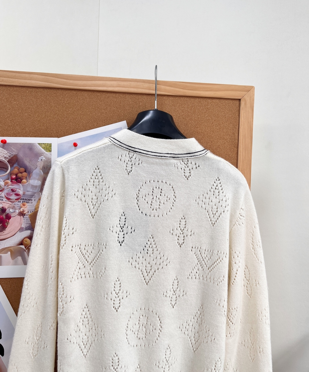 🆕LOUIS VUITTON新品航海系列V领套头毛衣 Cleanfit简约高级感直接拉满✨ 温柔米白底色搭配黑白撞色包边 🆕LOUIS VUITTON新品航海系列V领套头毛衣 Cleanfit简约高级感直接拉满✨ 温柔米白底色搭配黑白撞色包边