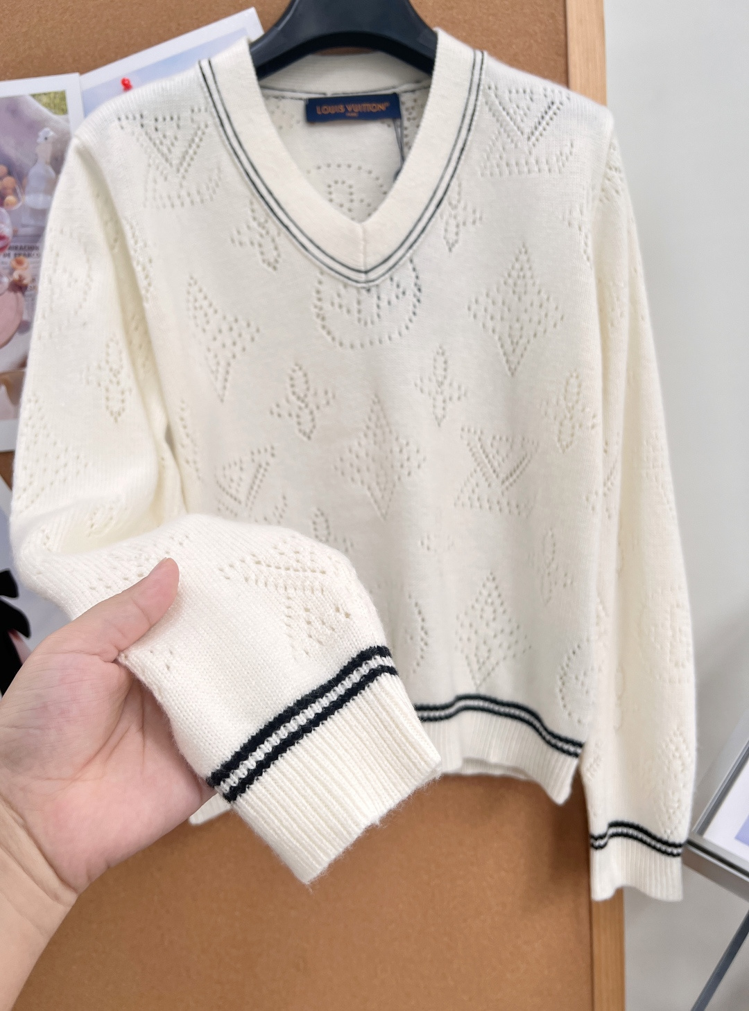🆕LOUIS VUITTON新品航海系列V领套头毛衣 Cleanfit简约高级感直接拉满✨ 温柔米白底色搭配黑白撞色包边 🆕LOUIS VUITTON新品航海系列V领套头毛衣 Cleanfit简约高级感直接拉满✨ 温柔米白底色搭配黑白撞色包边