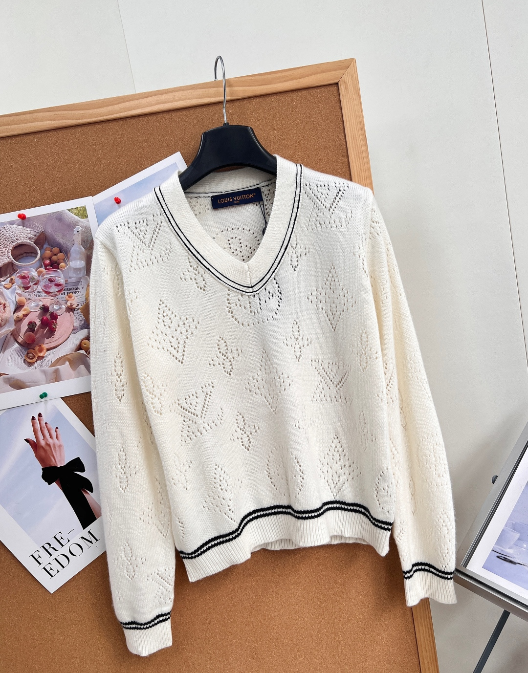 🆕LOUIS VUITTON新品航海系列V领套头毛衣 Cleanfit简约高级感直接拉满✨ 温柔米白底色搭配黑白撞色包边 🆕LOUIS VUITTON新品航海系列V领套头毛衣 Cleanfit简约高级感直接拉满✨ 温柔米白底色搭配黑白撞色包边