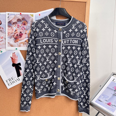 🆕LOUIS VUITTON新款撞色老花针织开衫。复古贵气氛围感✨两色可选|藏青/花灰,经典圆领小香风开衫版型,全身满幅 🆕LOUIS VUITTON新款撞色老花针织开衫。复古贵气氛围感✨两色可选|藏青/花灰,经典圆领小香风开衫版型,全身满幅
