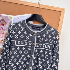 🆕LOUIS VUITTON新款撞色老花针织开衫。复古贵气氛围感✨两色可选|藏青/花灰,经典圆领小香风开衫版型,全身满幅 🆕LOUIS VUITTON新款撞色老花针织开衫。复古贵气氛围感✨两色可选|藏青/花灰,经典圆领小香风开衫版型,全身满幅