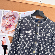 🆕LOUIS VUITTON新款撞色老花针织开衫。复古贵气氛围感✨两色可选|藏青/花灰,经典圆领小香风开衫版型,全身满幅 🆕LOUIS VUITTON新款撞色老花针织开衫。复古贵气氛围感✨两色可选|藏青/花灰,经典圆领小香风开衫版型,全身满幅