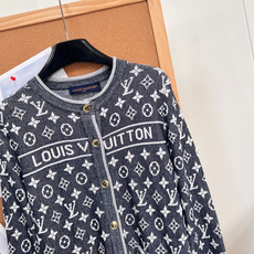 🆕LOUIS VUITTON新款撞色老花针织开衫。复古贵气氛围感✨两色可选|藏青/花灰,经典圆领小香风开衫版型,全身满幅 🆕LOUIS VUITTON新款撞色老花针织开衫。复古贵气氛围感✨两色可选|藏青/花灰,经典圆领小香风开衫版型,全身满幅