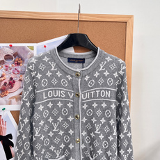 🆕LOUIS VUITTON新款撞色老花针织开衫。复古贵气氛围感✨两色可选|藏青/花灰,经典圆领小香风开衫版型,全身满幅 🆕LOUIS VUITTON新款撞色老花针织开衫。复古贵气氛围感✨两色可选|藏青/花灰,经典圆领小香风开衫版型,全身满幅