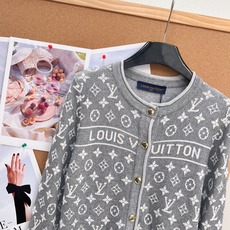 🆕LOUIS VUITTON新款撞色老花针织开衫。复古贵气氛围感✨两色可选|藏青/花灰,经典圆领小香风开衫版型,全身满幅 🆕LOUIS VUITTON新款撞色老花针织开衫。复古贵气氛围感✨两色可选|藏青/花灰,经典圆领小香风开衫版型,全身满幅