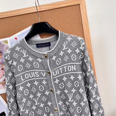 🆕LOUIS VUITTON新款撞色老花针织开衫。复古贵气氛围感✨两色可选|藏青/花灰,经典圆领小香风开衫版型,全身满幅 🆕LOUIS VUITTON新款撞色老花针织开衫。复古贵气氛围感✨两色可选|藏青/花灰,经典圆领小香风开衫版型,全身满幅