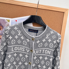 🆕LOUIS VUITTON新款撞色老花针织开衫。复古贵气氛围感✨两色可选|藏青/花灰,经典圆领小香风开衫版型,全身满幅 🆕LOUIS VUITTON新款撞色老花针织开衫。复古贵气氛围感✨两色可选|藏青/花灰,经典圆领小香风开衫版型,全身满幅