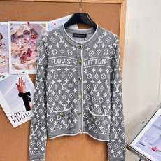 🆕LOUIS VUITTON新款撞色老花针织开衫。复古贵气氛围感✨两色可选|藏青/花灰,经典圆领小香风开衫版型,全身满幅 🆕LOUIS VUITTON新款撞色老花针织开衫。复古贵气氛围感✨两色可选|藏青/花灰,经典圆领小香风开衫版型,全身满幅
