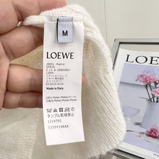 🆕Loewe罗意威红色Anagram刺绣麻花开衫,复古老钱风温柔本命开衫✨三色可选|米白/花灰/深咖,经典圆领版型,全身 🆕Loewe罗意威红色Anagram刺绣麻花开衫,复古老钱风温柔本命开衫✨三色可选|米白/花灰/深咖,经典圆领版型,全身