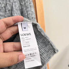 🆕Loewe罗意威红色Anagram刺绣麻花开衫,复古老钱风温柔本命开衫✨三色可选|米白/花灰/深咖,经典圆领版型,全身 🆕Loewe罗意威红色Anagram刺绣麻花开衫,复古老钱风温柔本命开衫✨三色可选|米白/花灰/深咖,经典圆领版型,全身