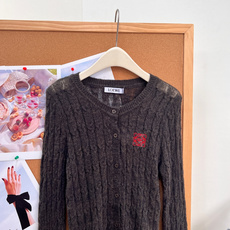 🆕Loewe罗意威红色Anagram刺绣麻花开衫,复古老钱风温柔本命开衫✨三色可选|米白/花灰/深咖,经典圆领版型,全身 🆕Loewe罗意威红色Anagram刺绣麻花开衫,复古老钱风温柔本命开衫✨三色可选|米白/花灰/深咖,经典圆领版型,全身