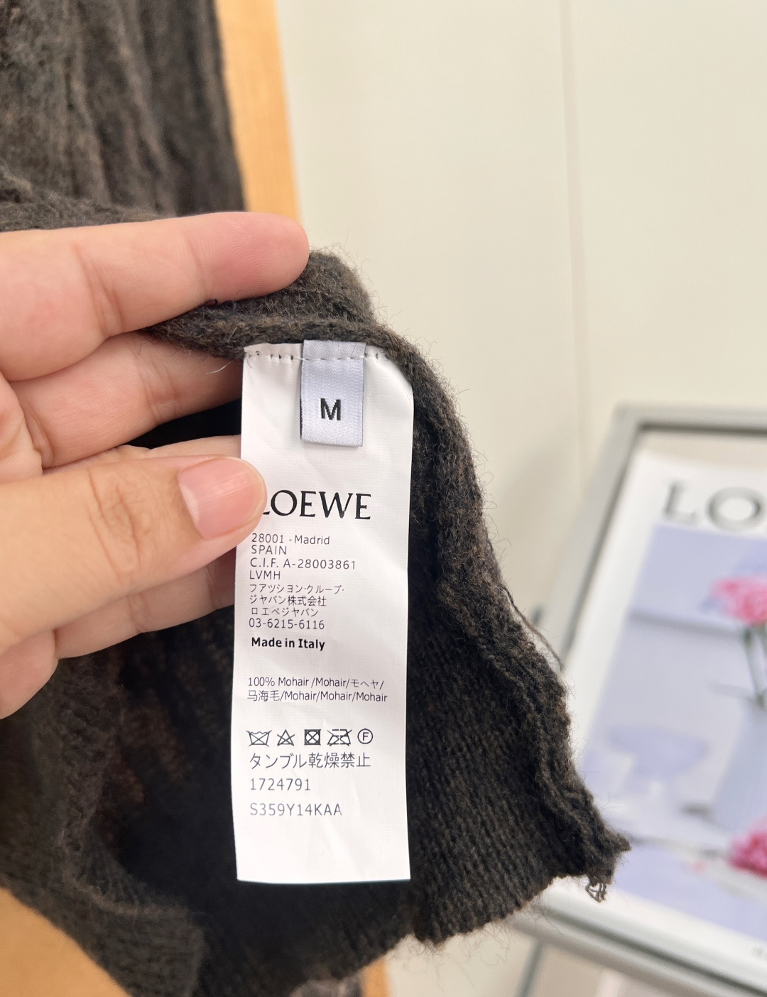 🆕Loewe罗意威红色Anagram刺绣麻花开衫,复古老钱风温柔本命开衫✨三色可选|米白/花灰/深咖,经典圆领版型,全身 🆕Loewe罗意威红色Anagram刺绣麻花开衫,复古老钱风温柔本命开衫✨三色可选|米白/花灰/深咖,经典圆领版型,全身