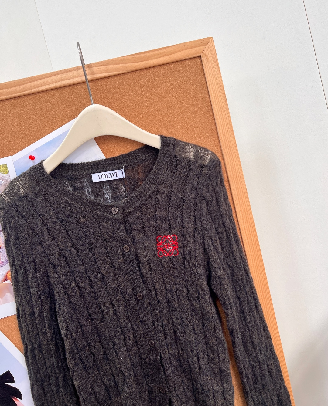 🆕Loewe罗意威红色Anagram刺绣麻花开衫,复古老钱风温柔本命开衫✨三色可选|米白/花灰/深咖,经典圆领版型,全身 🆕Loewe罗意威红色Anagram刺绣麻花开衫,复古老钱风温柔本命开衫✨三色可选|米白/花灰/深咖,经典圆领版型,全身