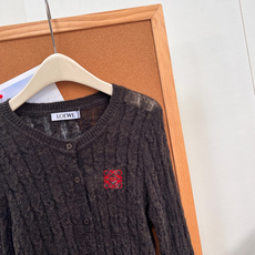 🆕Loewe罗意威红色Anagram刺绣麻花开衫,复古老钱风温柔本命开衫✨三色可选|米白/花灰/深咖,经典圆领版型,全身 🆕Loewe罗意威红色Anagram刺绣麻花开衫,复古老钱风温柔本命开衫✨三色可选|米白/花灰/深咖,经典圆领版型,全身
