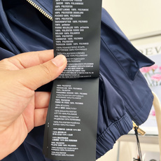 🆕Miu Miu26秋冬新款藏青尼龙夹克,自带甜酷少女感的Miu Miu藏青夹克来啦!利落版型搭配精致细节,轻松拿捏活力 🆕Miu Miu26秋冬新款藏青尼龙夹克,自带甜酷少女感的Miu Miu藏青夹克来啦!利落版型搭配精致细节,轻松拿捏活力