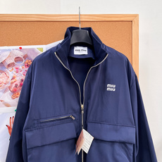 🆕Miu Miu26秋冬新款藏青尼龙夹克,自带甜酷少女感的Miu Miu藏青夹克来啦!利落版型搭配精致细节,轻松拿捏活力 🆕Miu Miu26秋冬新款藏青尼龙夹克,自带甜酷少女感的Miu Miu藏青夹克来啦!利落版型搭配精致细节,轻松拿捏活力