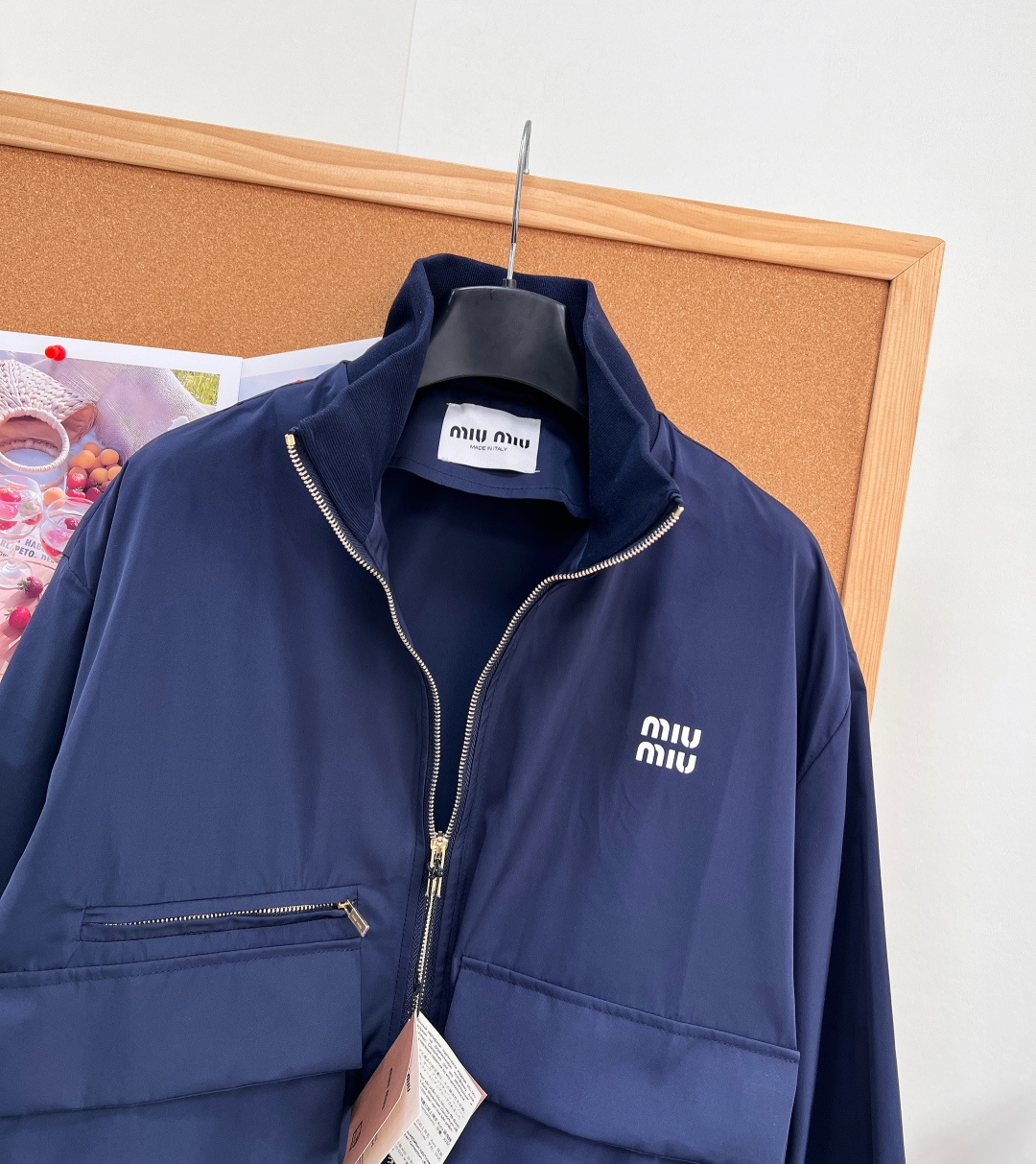 🆕Miu Miu26秋冬新款藏青尼龙夹克,自带甜酷少女感的Miu Miu藏青夹克来啦!利落版型搭配精致细节,轻松拿捏活力 🆕Miu Miu26秋冬新款藏青尼龙夹克,自带甜酷少女感的Miu Miu藏青夹克来啦!利落版型搭配精致细节,轻松拿捏活力
