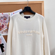 🆕LOUIS VUITTON早秋新款立体字母刺绣针织上衣,极简松弛高级感✨ 奶乎乎米白底色,干净温柔不挑皮 圆领插肩袖设 🆕LOUIS VUITTON早秋新款立体字母刺绣针织上衣,极简松弛高级感✨ 奶乎乎米白底色,干净温柔不挑皮 圆领插肩袖设