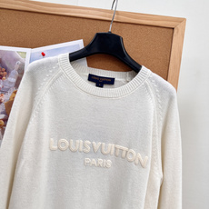 🆕LOUIS VUITTON早秋新款立体字母刺绣针织上衣,极简松弛高级感✨ 奶乎乎米白底色,干净温柔不挑皮 圆领插肩袖设 🆕LOUIS VUITTON早秋新款立体字母刺绣针织上衣,极简松弛高级感✨ 奶乎乎米白底色,干净温柔不挑皮 圆领插肩袖设