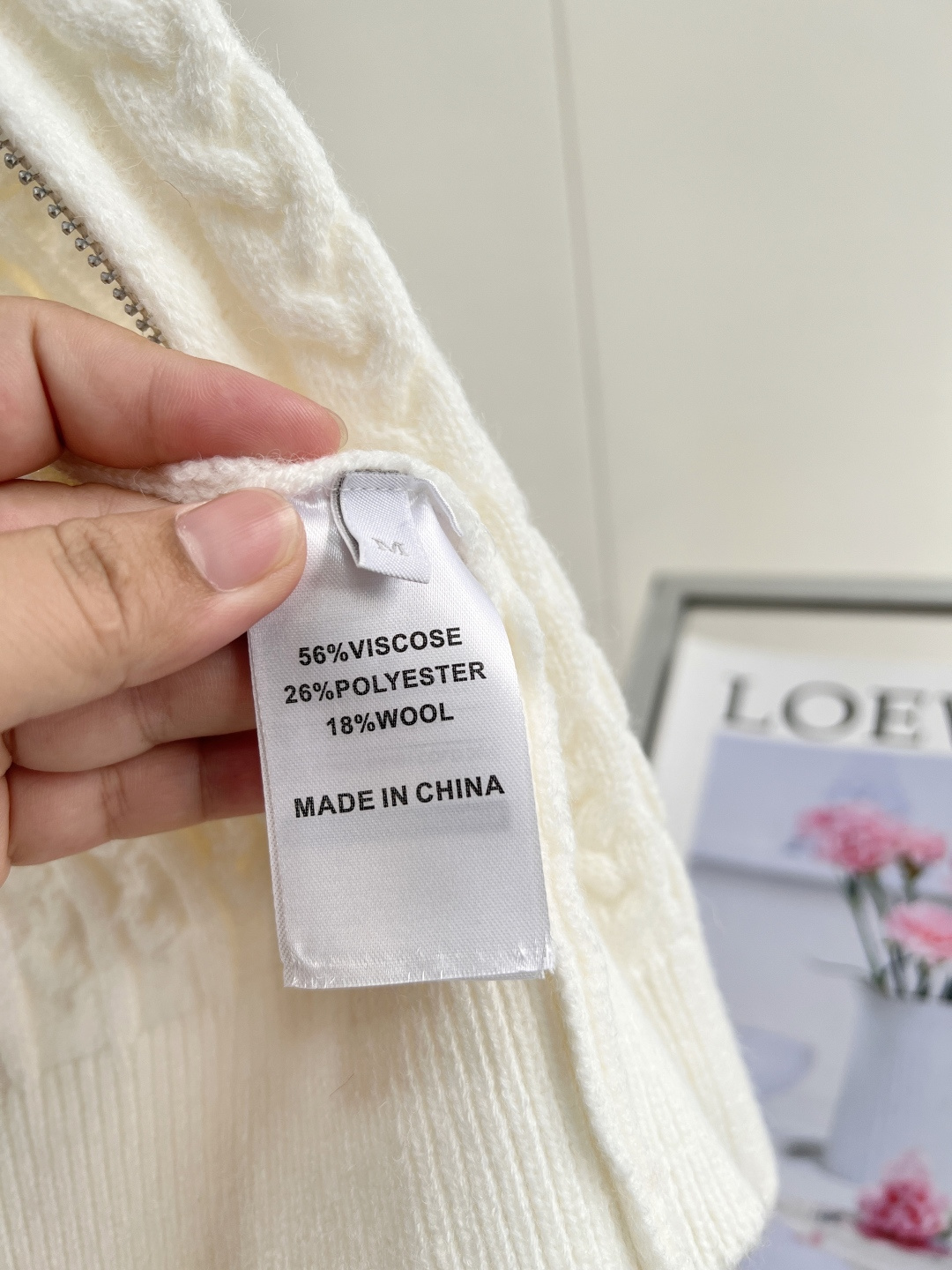 🆕LOEWE罗意威钩针提花拉链开衫外套,羊毛针织材质 舒适保暖 质感上乘 采用坑条设计 松弛时髦 大身以麻花针织为基础打 🆕LOEWE罗意威钩针提花拉链开衫外套,羊毛针织材质 舒适保暖 质感上乘 采用坑条设计 松弛时髦 大身以麻花针织为基础打
