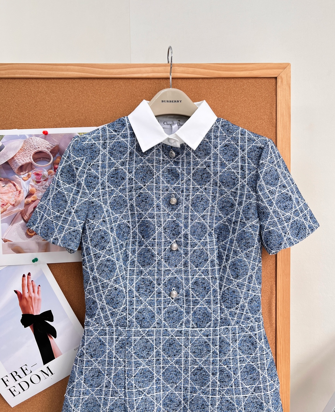 🆕Dior早秋新款藤格纹撞色翻领连衣裙|知性富家千金风✨经典藤格纹提花满铺衣身,蓝调混色花呢面料,肌理感满满。 撞色米白 🆕Dior早秋新款藤格纹撞色翻领连衣裙|知性富家千金风✨经典藤格纹提花满铺衣身,蓝调混色花呢面料,肌理感满满。 撞色米白