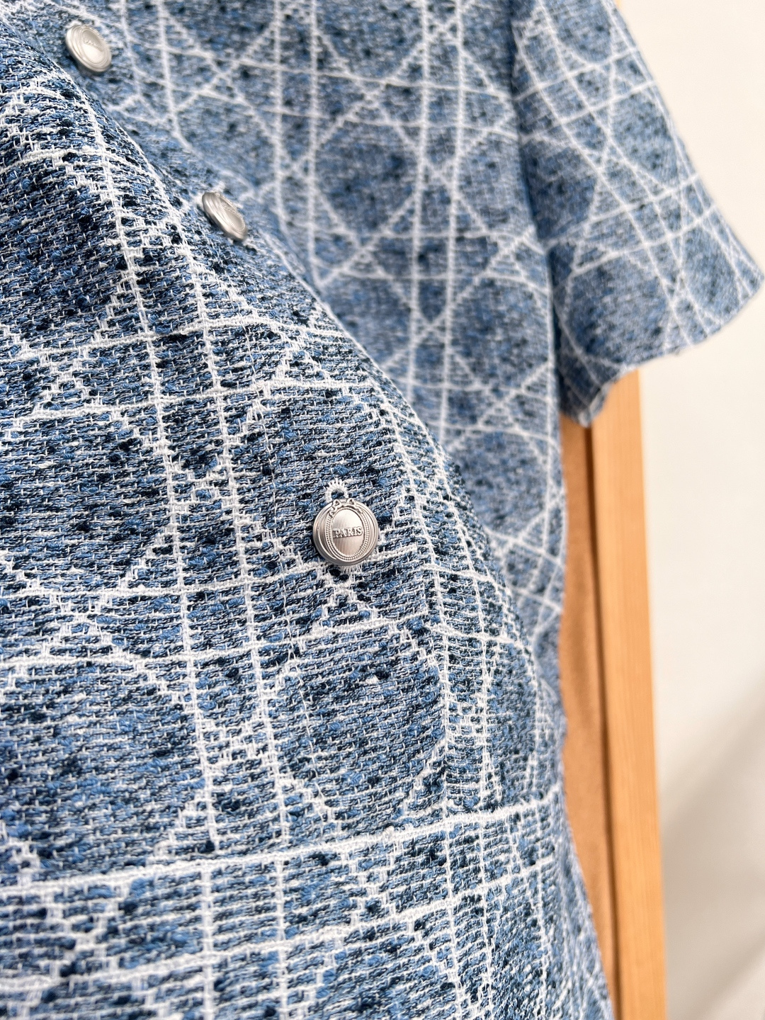 🆕Dior早秋新款藤格纹撞色翻领连衣裙|知性富家千金风✨经典藤格纹提花满铺衣身,蓝调混色花呢面料,肌理感满满。 撞色米白 🆕Dior早秋新款藤格纹撞色翻领连衣裙|知性富家千金风✨经典藤格纹提花满铺衣身,蓝调混色花呢面料,肌理感满满。 撞色米白