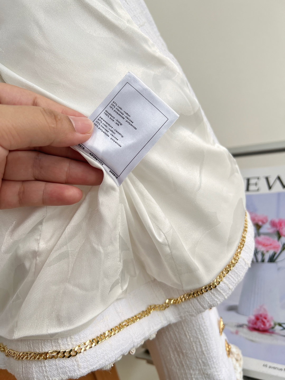 🆕🤍Chanel纯白粗花呢小香外套|干净大小姐氛围感✨纯净米白调,清新雅致,自带法式优雅滤镜。 整件衣身环绕手工编织毛边 🆕🤍Chanel纯白粗花呢小香外套|干净大小姐氛围感✨纯净米白调,清新雅致,自带法式优雅滤镜。 整件衣身环绕手工编织毛边