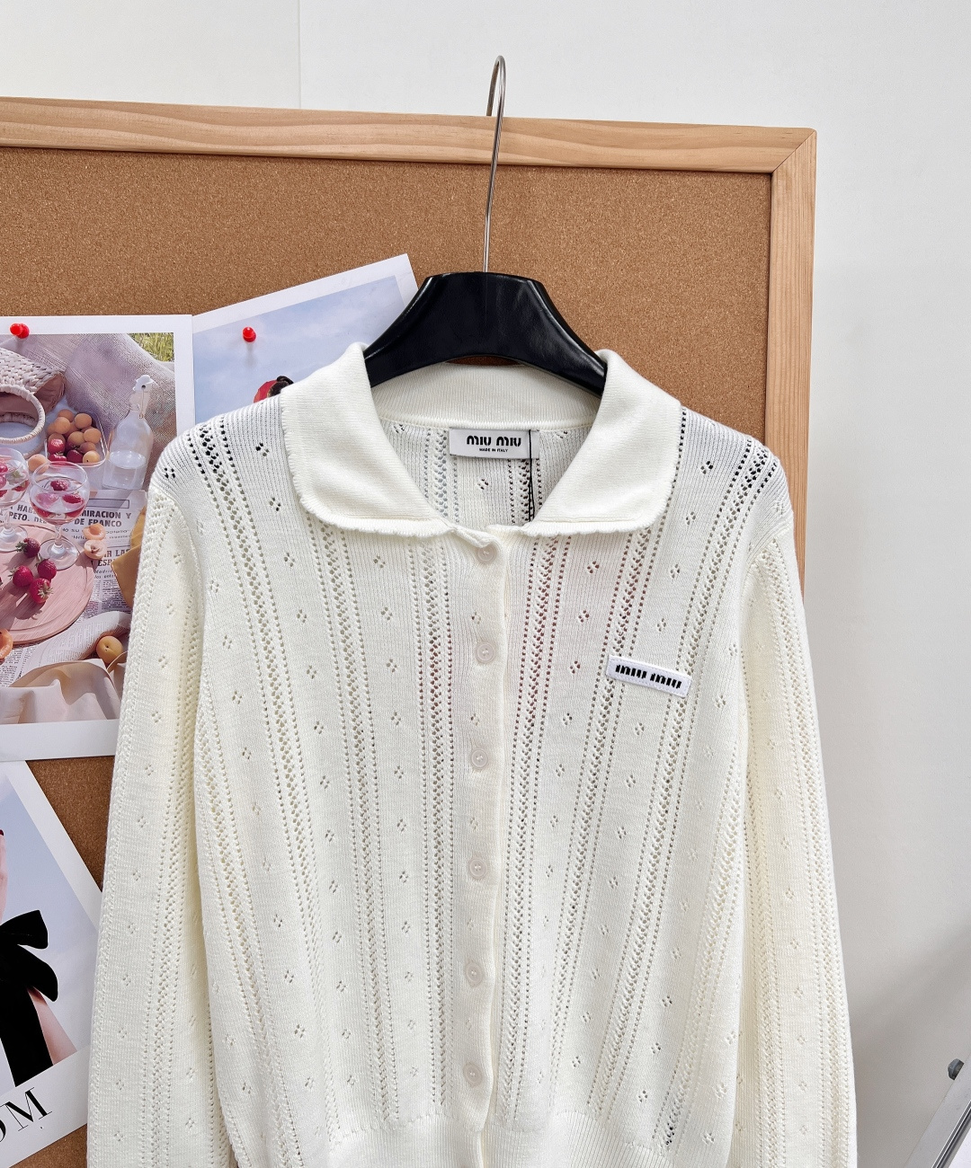 🆕Miu Miu缪缪镂空翻领字母贴片针织开衫，复古学院少女感直接拿捏✨巧克力棕/奶白两色，温柔又耐看。 俏皮娃娃翻领设计