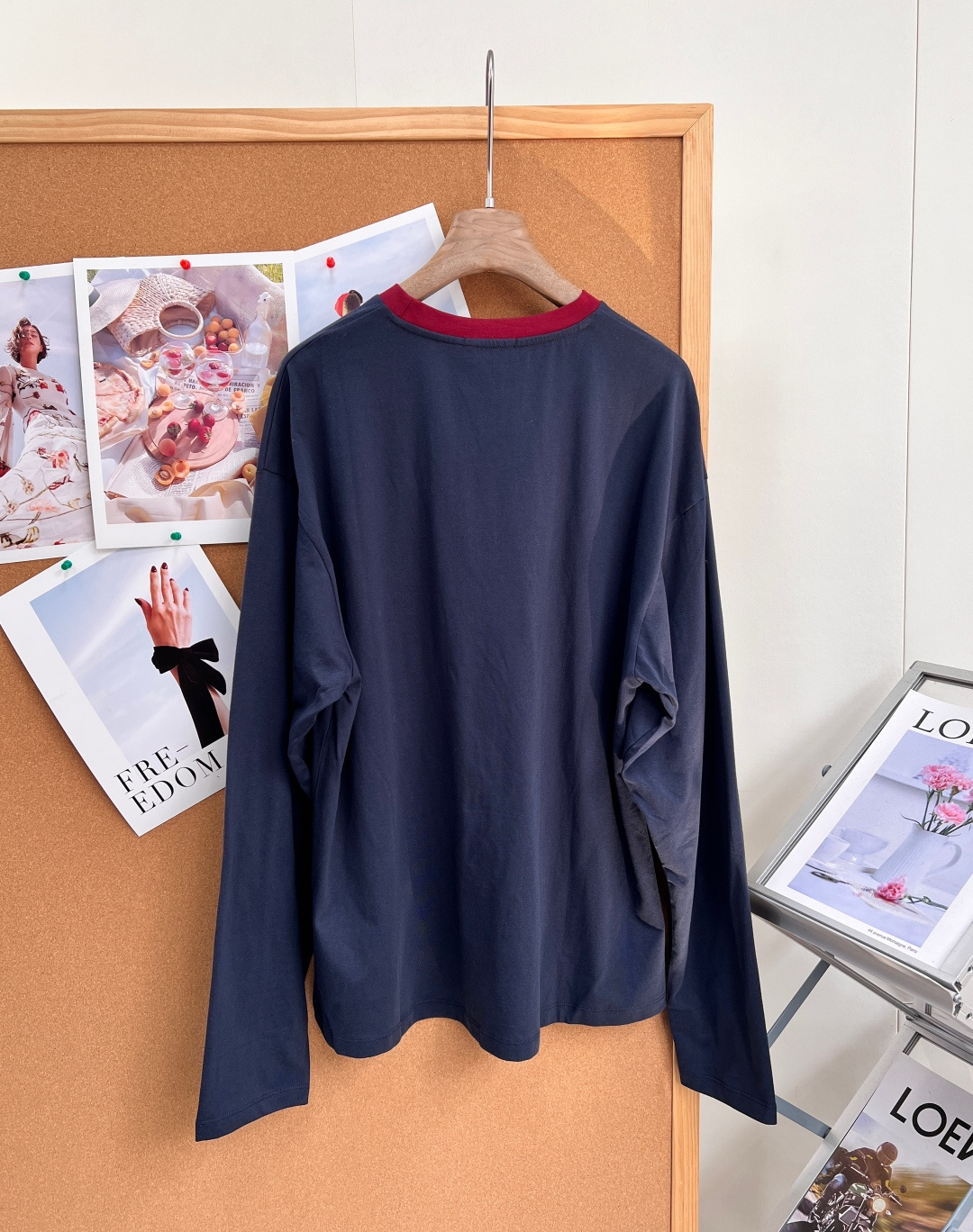 🆕MiuMiu26SS早春新款字母贴布绣圆领长袖T恤丨⚠独家yb开发！顶级高版出品！深邃藏青底色搭配红色字母贴布绣，撞色