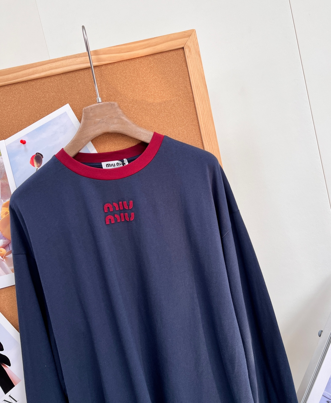 🆕MiuMiu26SS早春新款字母贴布绣圆领长袖T恤丨⚠独家yb开发！顶级高版出品！深邃藏青底色搭配红色字母贴布绣，撞色