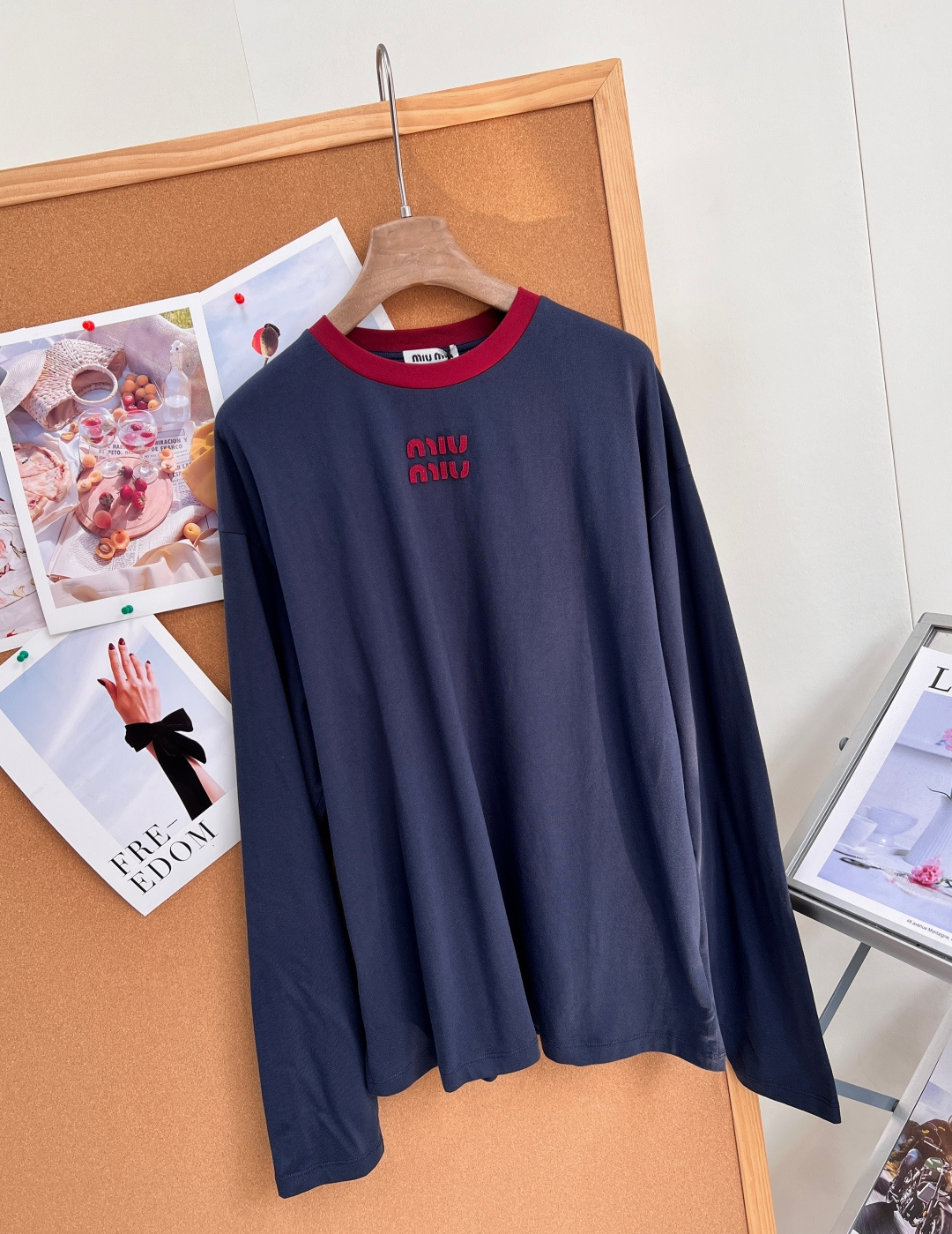 🆕MiuMiu26SS早春新款字母贴布绣圆领长袖T恤丨⚠独家yb开发！顶级高版出品！深邃藏青底色搭配红色字母贴布绣，撞色