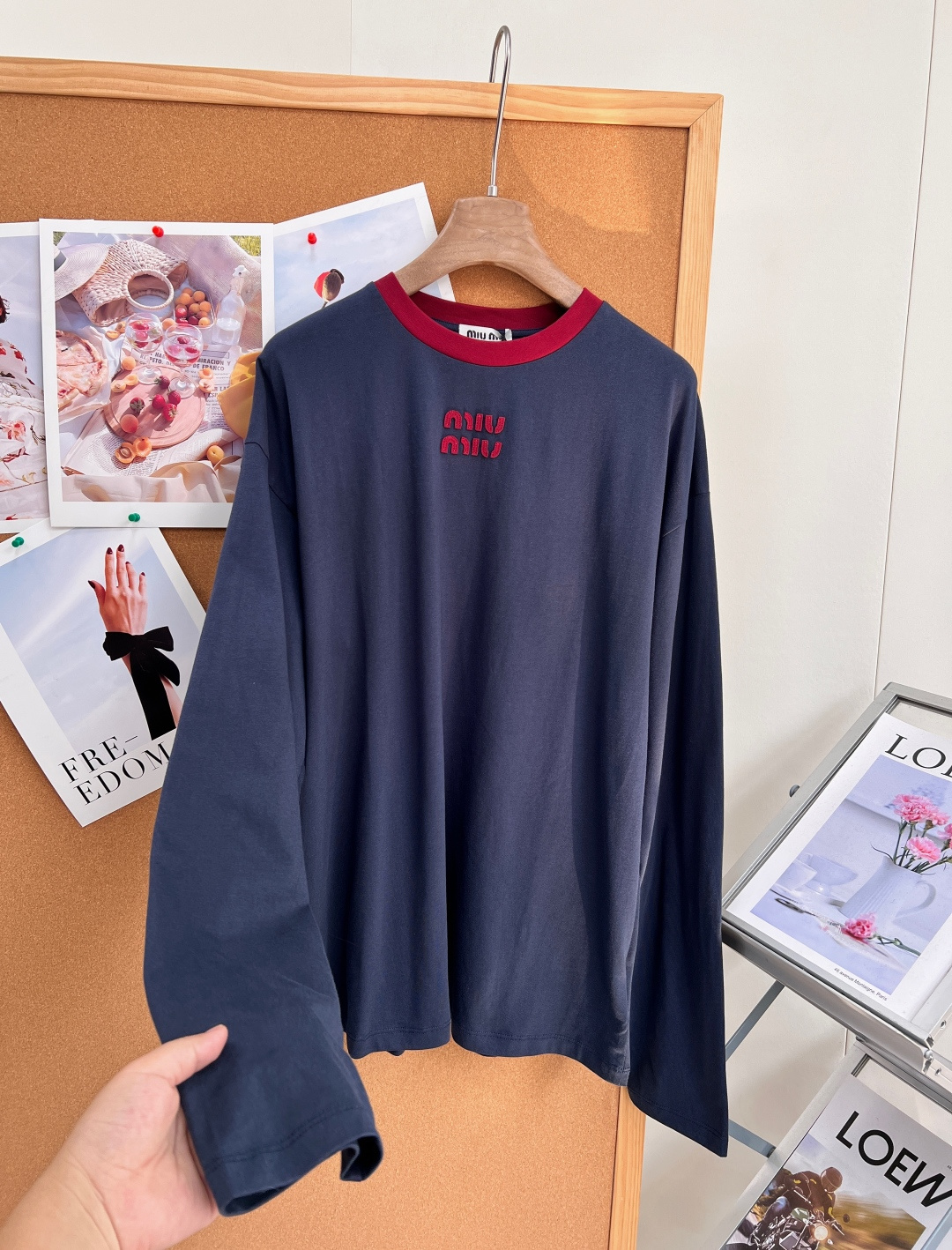 🆕MiuMiu26SS早春新款字母贴布绣圆领长袖T恤丨⚠独家yb开发！顶级高版出品！深邃藏青底色搭配红色字母贴布绣，撞色