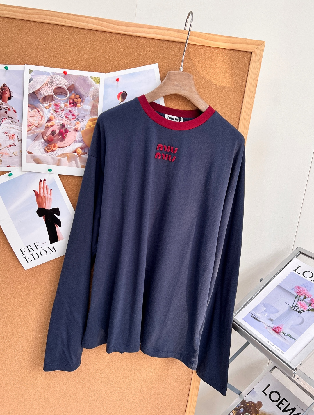 🆕MiuMiu26SS早春新款字母贴布绣圆领长袖T恤丨⚠独家yb开发！顶级高版出品！深邃藏青底色搭配红色字母贴布绣，撞色