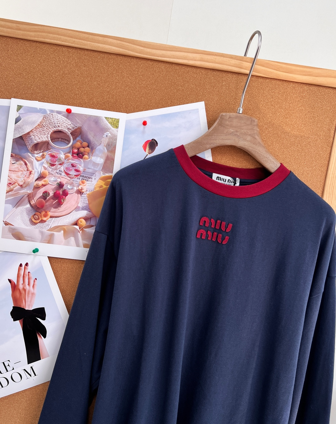 🆕MiuMiu26SS早春新款字母贴布绣圆领长袖T恤丨⚠独家yb开发！顶级高版出品！深邃藏青底色搭配红色字母贴布绣，撞色