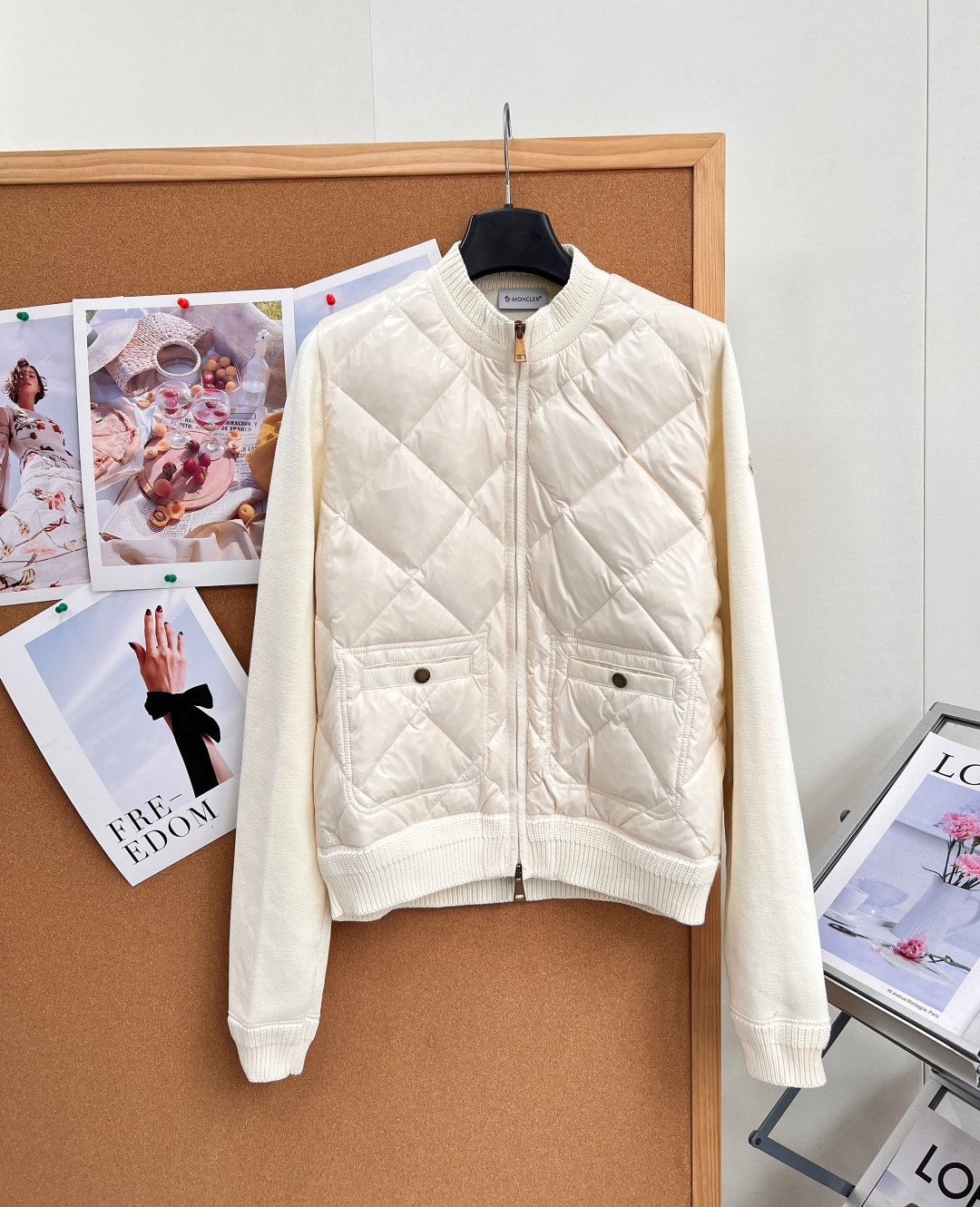🆕Moncler蒙口针织拼接立领羽绒服,温柔轻量秋冬外套✨奶白温柔调调,针织拼接设计打破传统羽绒服臃肿感。 衣身菱格充绒 🆕Moncler蒙口针织拼接立领羽绒服,温柔轻量秋冬外套✨奶白温柔调调,针织拼接设计打破传统羽绒服臃肿感。 衣身菱格充绒