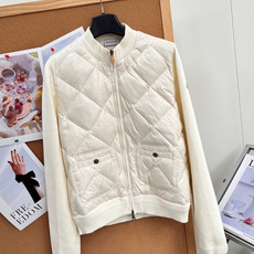 🆕Moncler蒙口针织拼接立领羽绒服,温柔轻量秋冬外套✨奶白温柔调调,针织拼接设计打破传统羽绒服臃肿感。 衣身菱格充绒 🆕Moncler蒙口针织拼接立领羽绒服,温柔轻量秋冬外套✨奶白温柔调调,针织拼接设计打破传统羽绒服臃肿感。 衣身菱格充绒