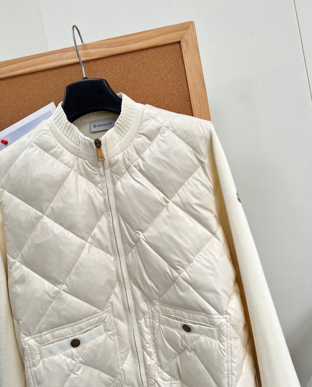 🆕Moncler蒙口针织拼接立领羽绒服,温柔轻量秋冬外套✨奶白温柔调调,针织拼接设计打破传统羽绒服臃肿感。 衣身菱格充绒 🆕Moncler蒙口针织拼接立领羽绒服,温柔轻量秋冬外套✨奶白温柔调调,针织拼接设计打破传统羽绒服臃肿感。 衣身菱格充绒