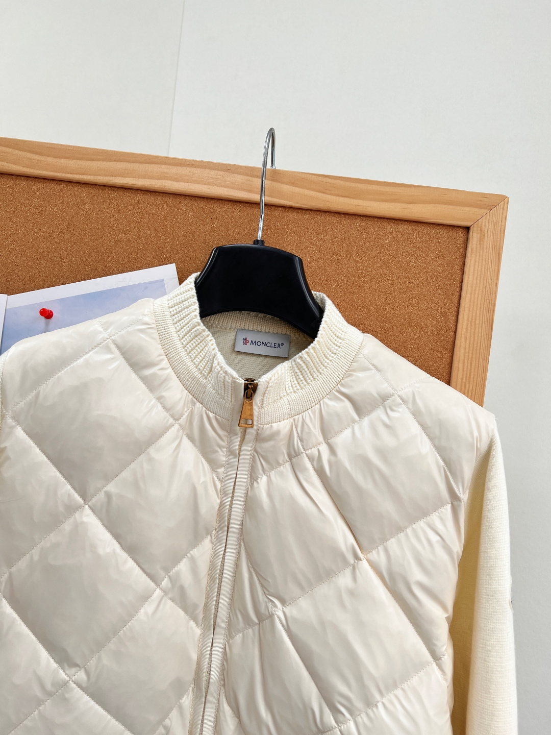 🆕Moncler蒙口针织拼接立领羽绒服,温柔轻量秋冬外套✨奶白温柔调调,针织拼接设计打破传统羽绒服臃肿感。 衣身菱格充绒 🆕Moncler蒙口针织拼接立领羽绒服,温柔轻量秋冬外套✨奶白温柔调调,针织拼接设计打破传统羽绒服臃肿感。 衣身菱格充绒