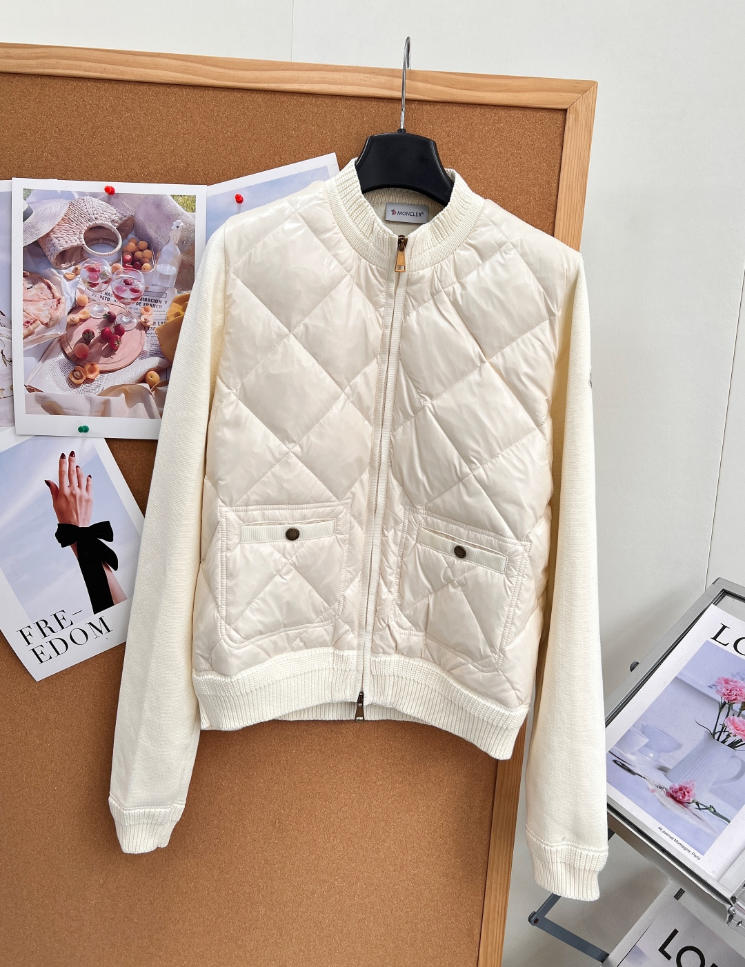 🆕Moncler蒙口针织拼接立领羽绒服,温柔轻量秋冬外套✨奶白温柔调调,针织拼接设计打破传统羽绒服臃肿感。 衣身菱格充绒 🆕Moncler蒙口针织拼接立领羽绒服,温柔轻量秋冬外套✨奶白温柔调调,针织拼接设计打破传统羽绒服臃肿感。 衣身菱格充绒