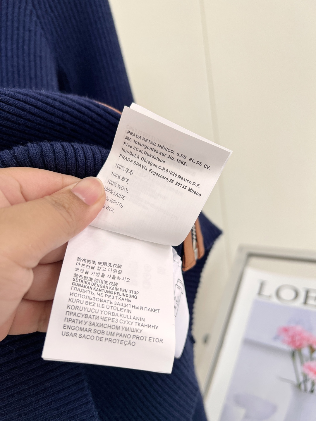🆕Miu Miu缪缪牛皮拼接立领拉链针织开衫,复古美拉德氛围感天花板✨藏青底色搭配棕调牛皮织带撞色门襟,复古感直接拉满。 🆕Miu Miu缪缪牛皮拼接立领拉链针织开衫,复古美拉德氛围感天花板✨藏青底色搭配棕调牛皮织带撞色门襟,复古感直接拉满。
