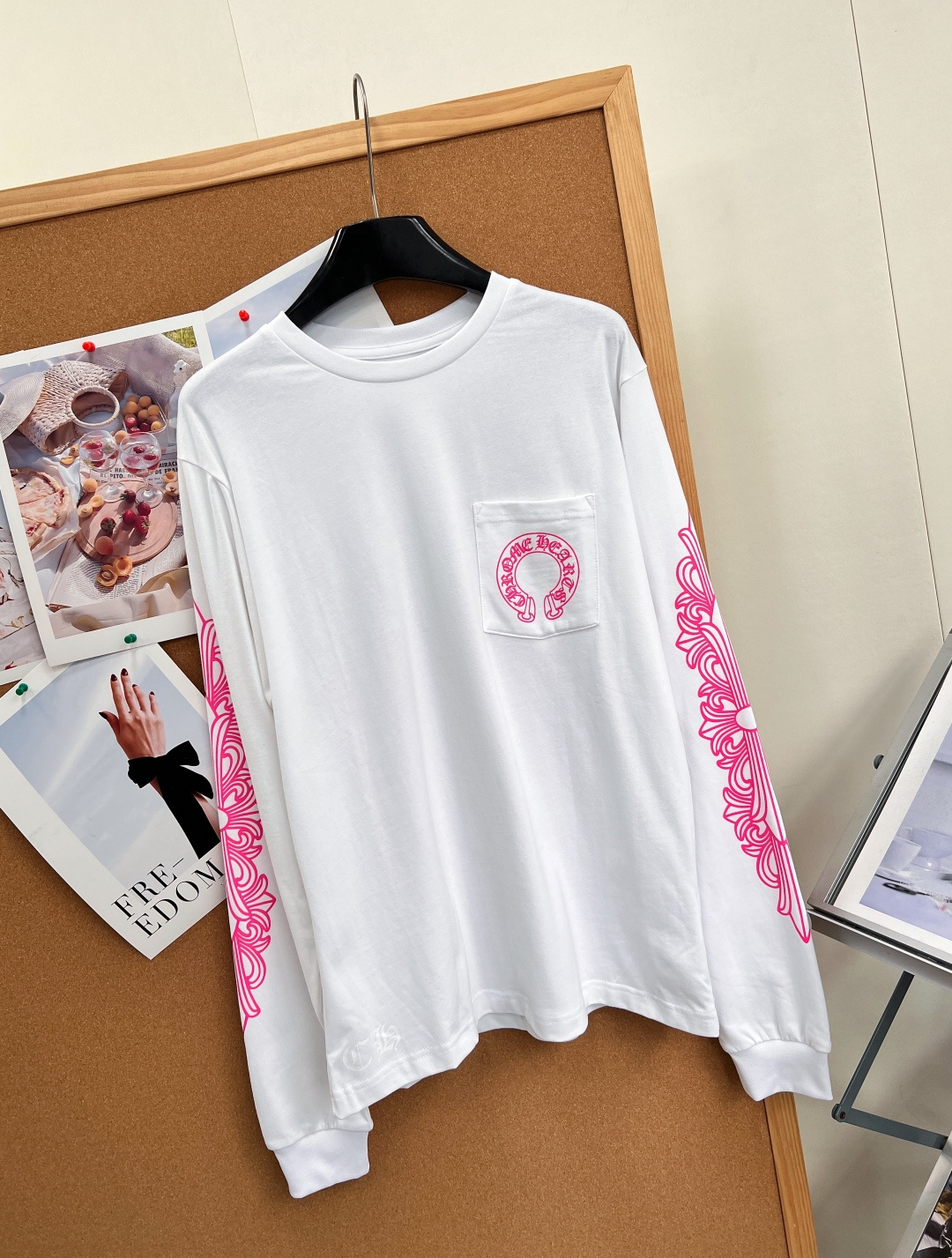 🆕 CHROME HEARTS 克罗心梵文马蹄麒麟臂长袖T恤,颠覆经典,暗黑美学再升级!以标志性十字马蹄元素为灵感,注入 🆕 CHROME HEARTS 克罗心梵文马蹄麒麟臂长袖T恤,颠覆经典,暗黑美学再升级!以标志性十字马蹄元素为灵感,注入
